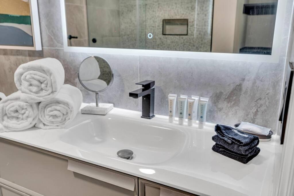 Апартаменти Luxurious Private Unit With Parking Маямі Екстер'єр фото