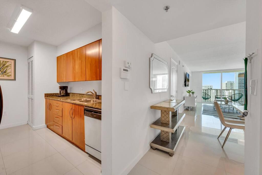 Апартаменти Luxurious Private Unit With Parking Маямі Екстер'єр фото